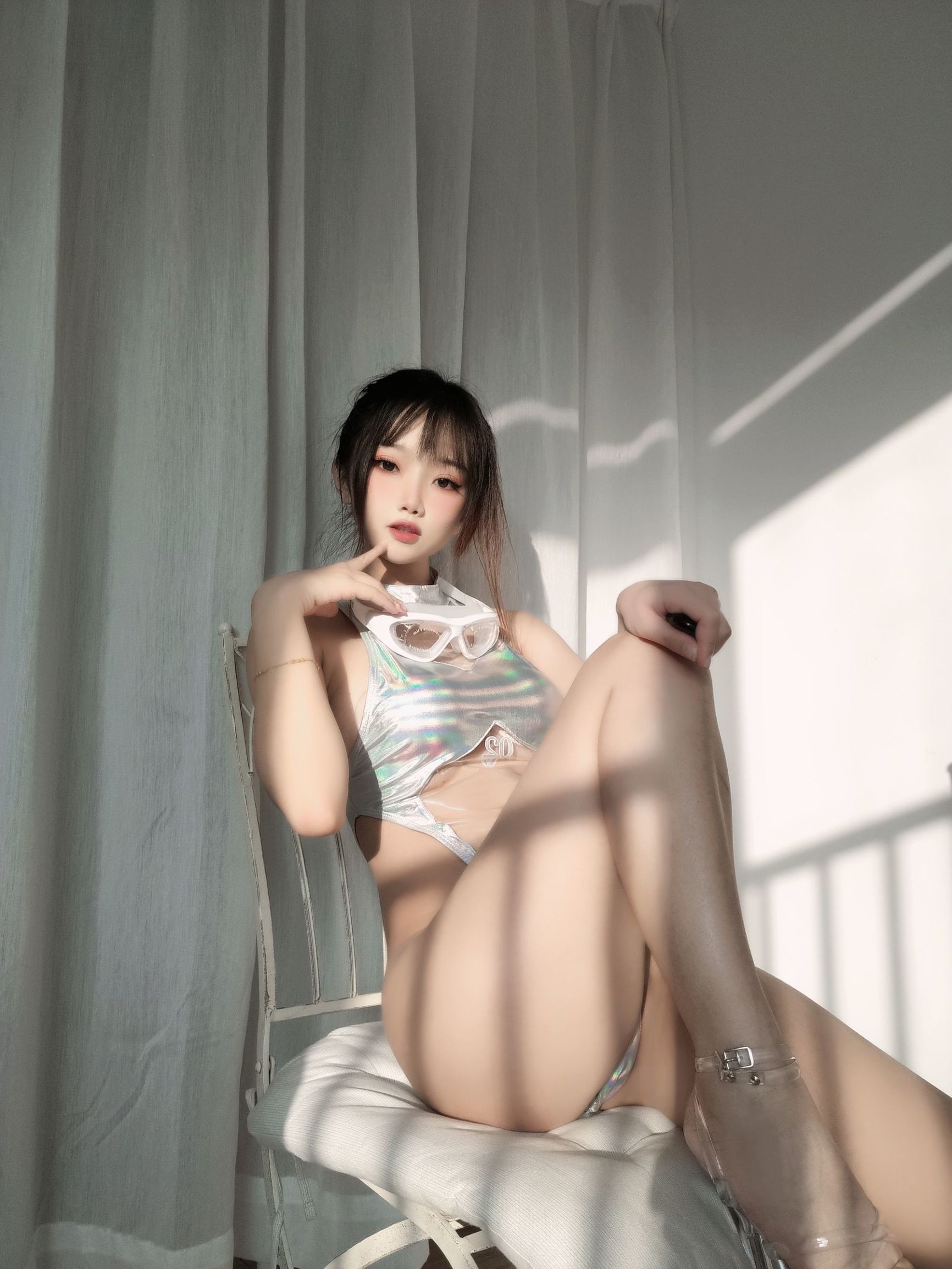 [网红COSER]白嫩美少女鬼畜瑶镭射竞泳插图3